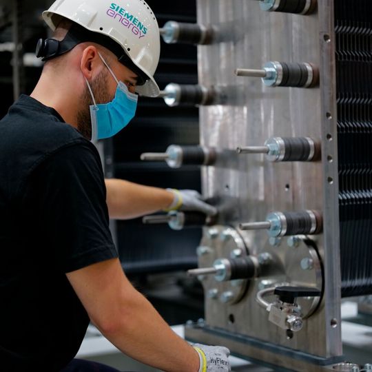 Bis 2025 soll die jährliche Produktionskapazität in der Elektrolyseurfertigung des Joint Ventures auf drei Gigawatt hochgefahren werden.(Bild:  Siemens Energy)