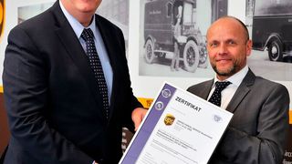Frank Sportolari, Präsident von UPS Deutschland, (l) erhält das „GDP“-Zertifikat von Guido Eggers, Leiter Vertrieb bei DQS. (UPS)