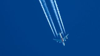 Kondensstreifen bestehen weitgehend aus winzigen Eiskristallen, die in kalter Luft bei Temperaturen unterhalb von etwa -42 Grad Celsius aus den Abgasen eines Flugzeugs entstehen. (gemeinfrei)