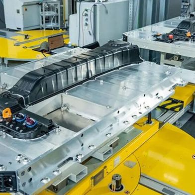So schaut die Batteriefertigung bei Webasto im Werk Schierling aus. Das dortige Know-how hat nun dazu geführt, dass elektrische Hochleistung von dort das neue Coupé des Mercedes-AMG-GT flitzen lässt. Hinzu kommt eine ausgeklügelte Direktkühlung. (Bild: Webasto)