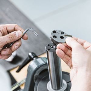 Damit trotzdem Platz im Maschinenrevolver bleibt, werden immer häufiger stabile Wechselkopfsysteme wie das «Maxichange» von Ceratizit als Platz- und Zeitsparer eingesetzt.(Bild:  Ceratizit)