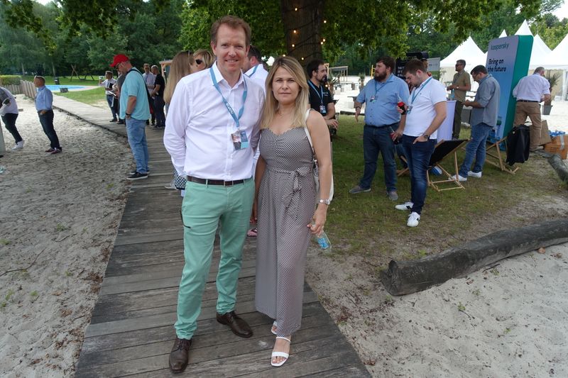 Unter neuer Flagge, Wolfgang Lattenkamp (Nuvias) mit Miri Varbitzky (Cynet). (Bild: IT-BUSINESS)