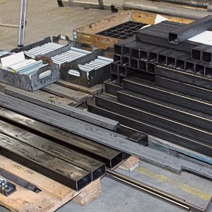 Oberflächen, die mit Betriebshilfsstoffen (Öl, Kühlschmiermittel) verunreinigt sind, führen beim Strahlen zu Schwierigkeiten.(Bild:  Pantatec)