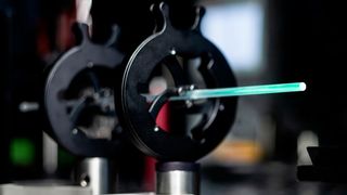 Here, one looks at a quartz glass rod that is doped with Ytterbium and excited by a laser. Now, there is an effect that cools the glass in the process. So far, this has worked by less than one degree Kelvin. Now, researchers have managed to cool the whole thing by 67 Kelvin. (Image:Fraunhofer IOF)