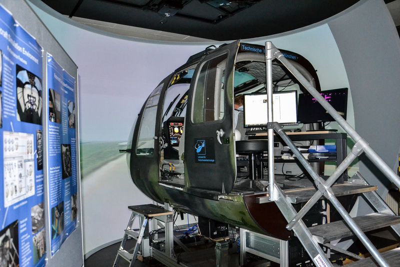 Nicht nur die Forscher, auch echte Hubschrauberpiloten haben die Brille getestet: Mit 16 Piloten führte die TU München eine Studie durch. (TUM, Andersch)