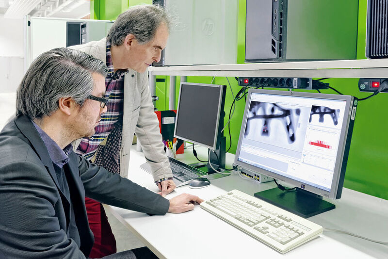 Der Detektor XEye sowie die Auswertesoftware sind bewährte Entwicklungen des Fraunhofer EZRT. Die Fehlererkennung läuft vollautomatisch. Thomas Stocker und Dr. Ulrich Hütten (v. l.) sind überzeugt, dass die Highspeed-Röntgenprüfung große Potenziale bietet. (Bild: Schmalz)