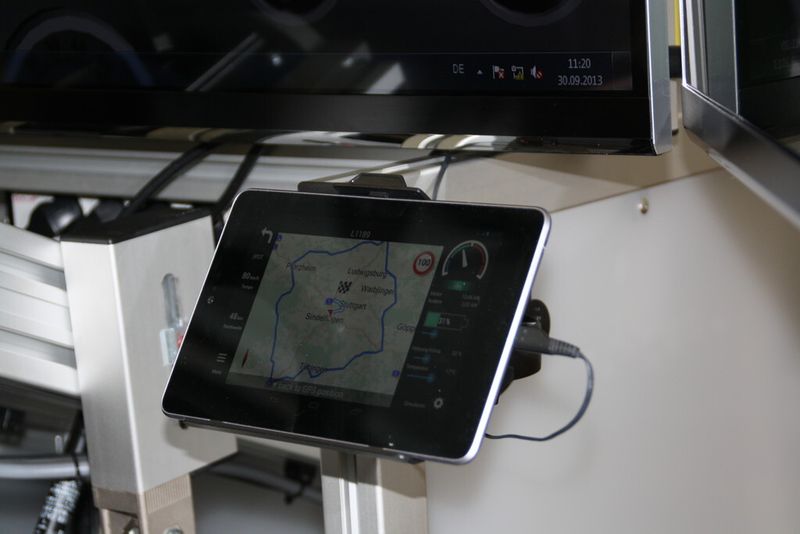 Auch die Navigationsgeräte für die mobile Zukunft müssen schlauer werden und beispielsweise für die Reichweitenberechnung weitere Faktoren wie Temperatur oder Heizverhalten mit einbeziehen. Entwickelt wird dieses System von der PTV Group, Karlsruhe. (Bild: Zwettler, konstruktionspraxis)