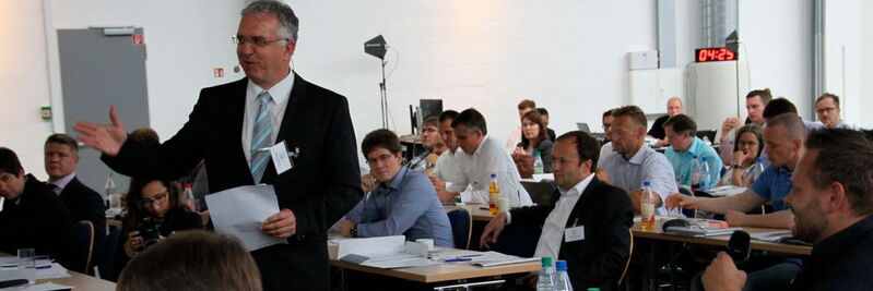 Bernd Weinig, elektrotechnik-Publisher, moderierte die lebhafte Fragerunde an die Experten auf dem Industrial Usability Day 2016 im VCC Würzburg.
