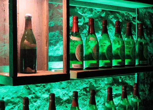 Forscher der TUM haben das bis dato älteste Bier Deutschland analytisch und sensorisch charakterisiert. Forscher der TUM haben das bis dato älteste Bier Deutschland analytisch und sensorisch charakterisiert.