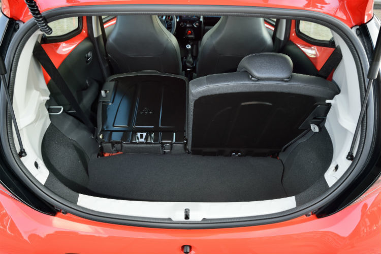 Der Kofferraum ist zwar im Vergleich zum Vorgänger um 29 Liter auf 169 Liter gewachsen... (Foto: Toyota)