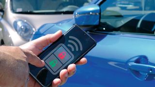 Ein Autoschlüssel, der für alle Berechtigten jederzeit zur Verfügung steht: Das Smartphone macht es mit dem entsprechenden System möglich.  (Bild: Schreiner/»kfz-betrieb«)