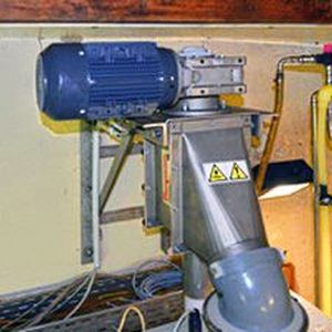 Die flexible Schneckenförderung wird von einem IP65-Elektromotor mit 2,2 kW (2,95 PS) und 1425 rpm über den Materialaustragspunkt hinaus angetrieben, so dass ein Kontakt des Materials mit den Dichtungen ausgeschlossen ist.(Bild:  Flexicon)