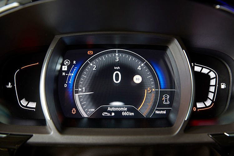 Anders als bei seinen Vorgängern liegt das komplett digital ausgeführte Kombiinstrument im Blickfeld des Fahrers und liefert die wichtigsten Anzeigen auf einen Blick. (Foto: Renault)