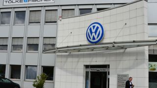 Das Volkswagen-Zentrum Krefeld der Autohausgruppe Tölke & Fischer. (Foto: Schwickal)