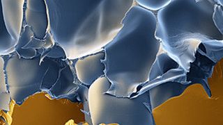 Der PET-Strukturschaum Kerdyn (blau) wird als Rotorblattkern mit Glasfasern (grau) verstärkt und mit Epoxidharz (gelb) umgossen. Abschließen kommt auf die Rotorblätter eine wetterfeste Beschichtung. (Bild: BASF)