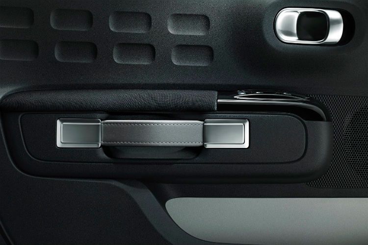 Reise-Feeling: Der Griff der Türe erinnert an eine Reisetasche. (Citroën)