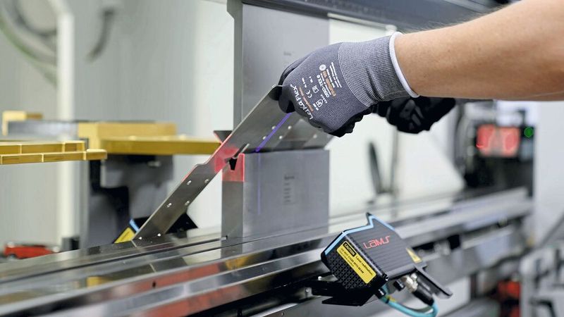Das Laser Angle Measuring System (LAMS) sorgt dafür, dass bereits das erste gebogene Bauteil zeichnungsgerecht ist. (Bild: Bystronic)