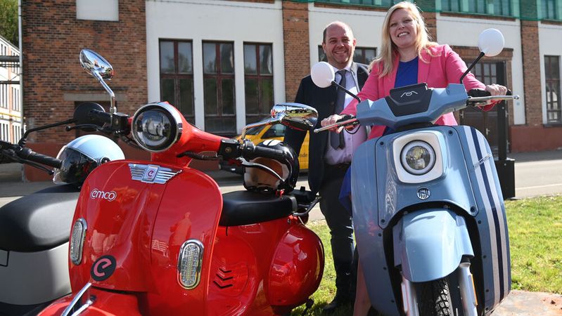 Yasmin Graefin von Schweinitz und Gavin von Schweinitz von emco e-Roller planen, die e-Schwalbe zurück nach Suhl zu bringen. (Bild:  www.frankphoto.de)