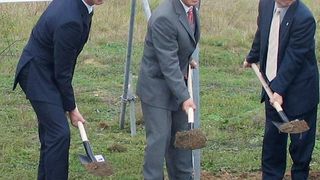 Das Matsuura-Führungsteam gab den Start frei für den Bau des neuen Domizils in Wiesbaden-Delkenheim: Matsuura-Machinery-Geschäftsführer Bert Kleinmann (links), Katsu Matsuura, Präsident der Matsuura Machinery Corporation, und Takashi Kuratsuwa, Geschäftsführer der Matsuura Machinery Europe GmbH. Bild: Kuttkat (Archiv: Vogel Business Media)