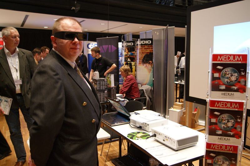 Richard Klaus von RKTrading & Consulting testete eine 3D-Brille. (Archiv: Vogel Business Media)