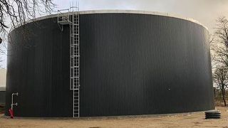The diameter of the new biogas tank is 25 m with a height of almost 9 m and is constructed with stainless steel shell plates in a segment-like design. (Erich Stallkamp Esta)
