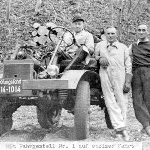 Der erste Unimog-Prototyp U1, noch ohne Fahrerhaus, aufgenommen am 9. Oktober 1946; am Steuer Heinrich Rößler, daneben die Herren Rank und Zabel(Bild:  Daimler Truck AG)