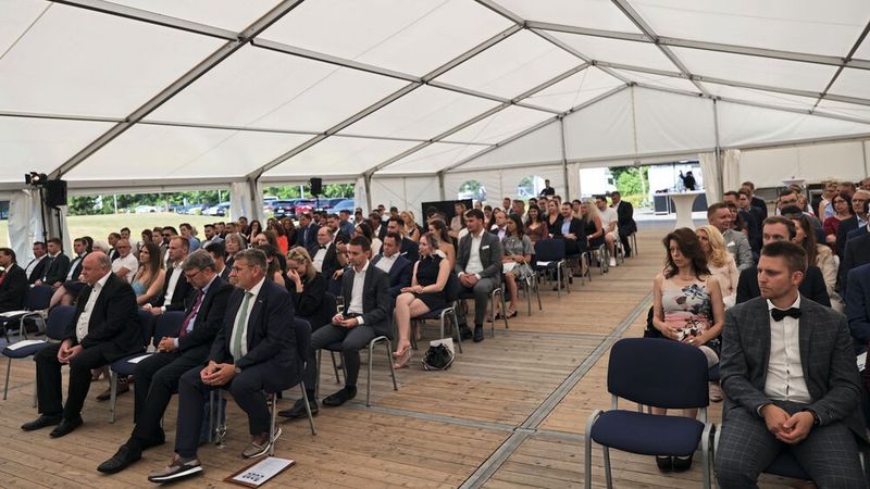 Verwandte und Freunde der Absolventen waren zur feierlichen Zeugnisübergabe der BFC nach Northeim gekommen. (Bild: Büttner/»kfz-betrieb«)