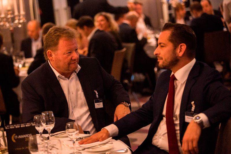 Gemeinsam mit Kollegen speist es sich nachher am besten: Thomas Kohl und Roman Hugelshofer von Airlock. (Bild: artful rooms / VIT)