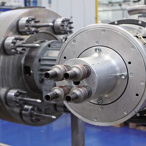 Bild 1: Durch eine Kulissenführung mit Schnellverstellung deckt der Vierfachschrauber alle bei Sulzer Pumpen vorkommenden Schraubbilder der Superbolt-Größen M52 bis M80 ab. Das kleinste Stichmaß der vier Spindeln beträgt nur 82 mm und erlaubt das Anziehen sehr nah beieinander liegender Schraubfälle.