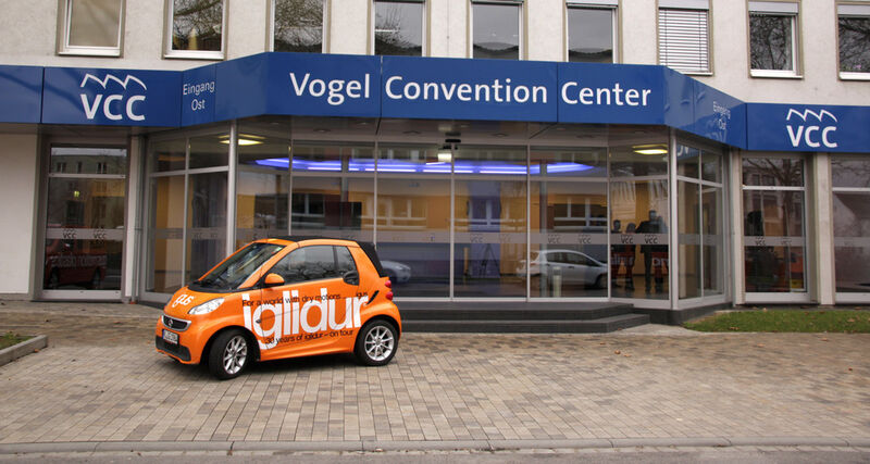 Der Igus Iglidur Smart vor dem Eingang des Vogel Convetion Center in Würzburg. Das vorläufige Ende der Europatour 2014. Weiter geht's dann im neuen Jahr. (Bild: Richter/konstruktionspraxis)