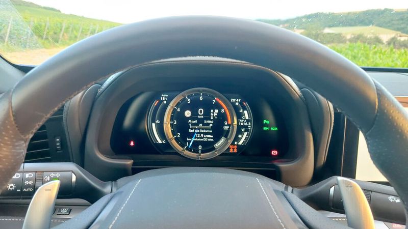 Das acht Zoll große Multifunktionsdisplay wird von einem Head-up-Display ergänzt, was der Fahrsicherheit zugutekommt. Ein wenig erinnert die Darstellung des Tachometers den Lexus-Kenner an die mechanische Chronometer-Tachoeinheit des ersten IS 200. (Bild: Mauritz – VCG)