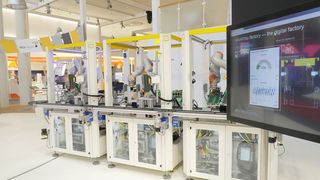 Mit einem Demonstrator zeigte Harting auf der Hannover Messe beispielhafte Anwendungen der Cloud-Konnektivität.  (Harting)