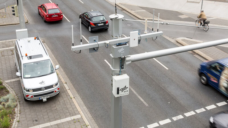 Kamera- und Radarsystemen erfassen den Verkehr und ermöglichen Car2X-Kommunikation. (DLR)