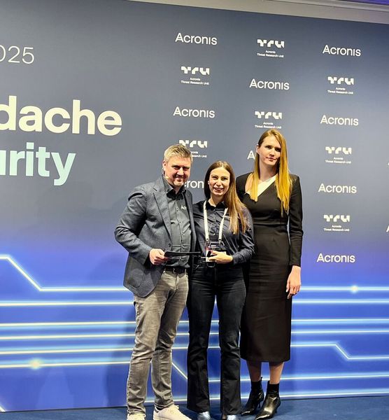 Markus Fritz (GM DACH Acronis) hält eine bewegende Laudatio auf seine Mitarbeiterin Sabine Mende, die für besondere Leistungen ausgezeichnet wurde. (Bild: Vogel IT-Medien GmbH)