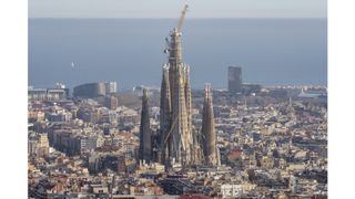 Die sechs zentralen Türme der Sagrada Familia wurden mithilfe leistungsfähiger Klebstoffe von Henkel fertiggestellt. (Bild: Henkel)