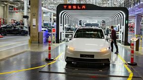 Tesla im Aufwind! Nicht nur für den geplanten Hochlauf der E-Auto-Produktion (im Bild) braucht Tesla in Grünheide viele neue Arbeitskräfte. Auch die dortige Batteriefertigung schreie danach ...  (Bild: P. Pleul / dpa)