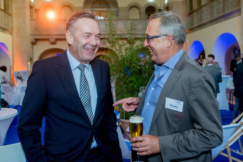 … ehe er sich später auf ein Bier mit Rechtsanwalt Peter Strieder, Partner bei Ketchum Pleon, unterhält. (Christian Kruppa / BVMed)