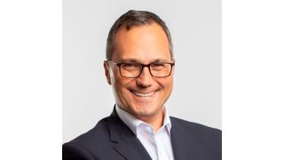 Führungskräftecoach Jens Taubel beantwortet auf dem „Mobile.de Weckruf 2018“ brennende Fragen rund um das Thema Recruiting und stellt gemeinsam mit dem Inhaber einer Werkstatt mit Sitz in Süddeutschland eine erfolgreiche Personalmarketingkampagne per Social Media vor. (Bild: Führungskräfteschule)