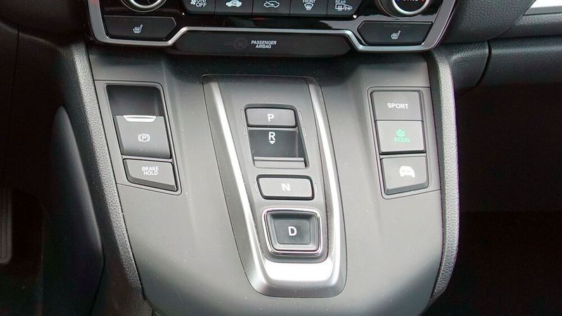 8. Die Schaltung: Jeder Autohersteller hat heute seine eigenen Ideen, wie er den Fahrschalter oder -hebel gestaltet. Honda hat sich im CR-V zwar immerhin an der klassischen PRND-Reihenfolge orientiert, aber die entsprechenden Taster (vor allem der für den Rückwärtsgang) lassen sich trotzdem nicht gerade intuitiv bedienen. (Bild: Rosenow/»kfz-betrieb«)