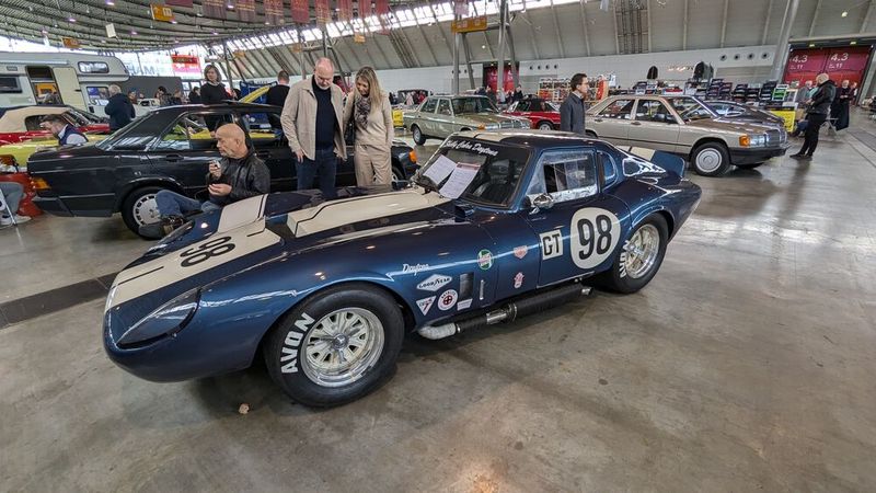 „Liebling, was meinst du: Solll ich meine Mini verkaufen und wir stellen uns dieses Shelby Daytone Coupe mit Aluminiumkarosse in die Garage?“  (Bild: Dominsky – VCG)