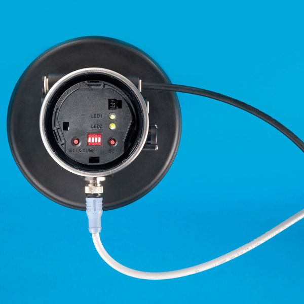 Es sind 8 Intervalle fest einprogrammiert, die über Dip-Schalter eingestellt werden können. Individuelle Arbeitszeiten können werkseitig einprogrammiert werden. Im Handmodus stehen zwei Taster zum Öffnen und Schließen des Ventils zur Verfügung. (Bild: Martin Wolf Wagner)