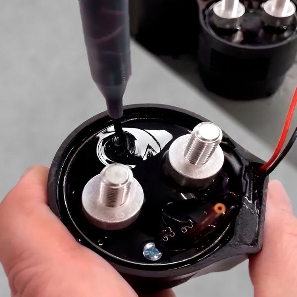 Die LiquidFlow 30M bietet bewährte Hightech-Zahnradpumpentechnologie mit prozessstabilen und reproduzierbaren Ergebnissen, insbesondere bei Vergussanwendungen. (Bild: Meter Mix)