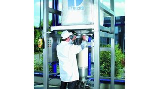 Mitarbeiter werden durch den Einsatz von Big-Bags entlastet: Hier sieht man die Ankoppelung des Auslaufmundes.  (Bild: Derichs)