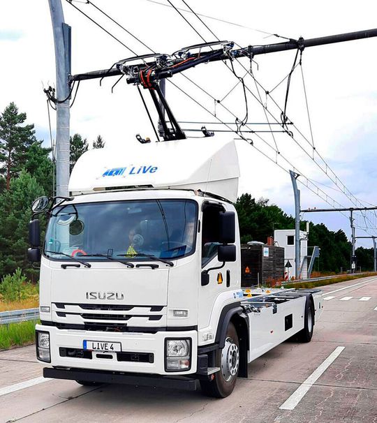 Der getestete Lkw fährt mit Strom aus der Oberleitung.(Bild:  RWTH)