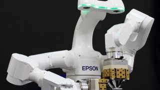 Der neue Epson-Doppelarmroboter für die Produktionsstäte der Zukunft: Dank innovativer Greifertechnologie ist die Maschine fähig, übliche Werkzeuge zu nutzen. (Bild: Epson)