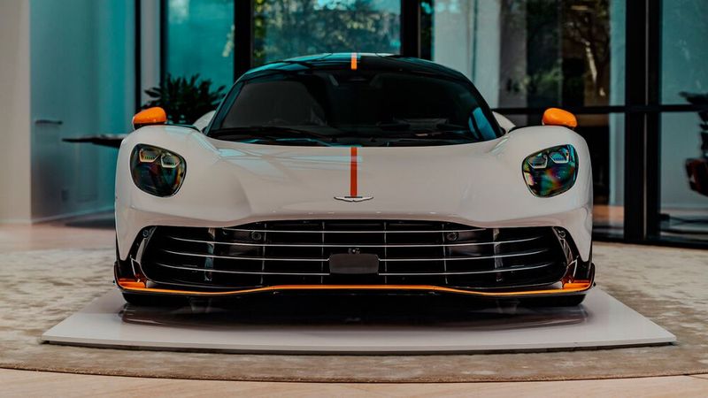 Mitte des Jahres gehen die ersten Valhalla in Kundenhand über. (Bild: Aston Martin)