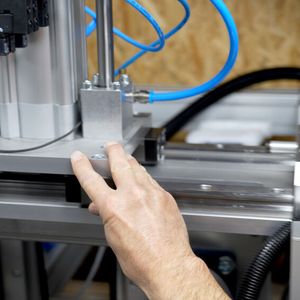 In den Prüfmaschinen von Zedler sind viele Komponenten von Norelem verbaut, etwa Profilführungsschienen mit Führungswagen sowie Arretierbolzen, die eine Veränderung der Arretierstellung durch Querkräfte verhindern.(Bild:  Zedler-Institut/Norelem)