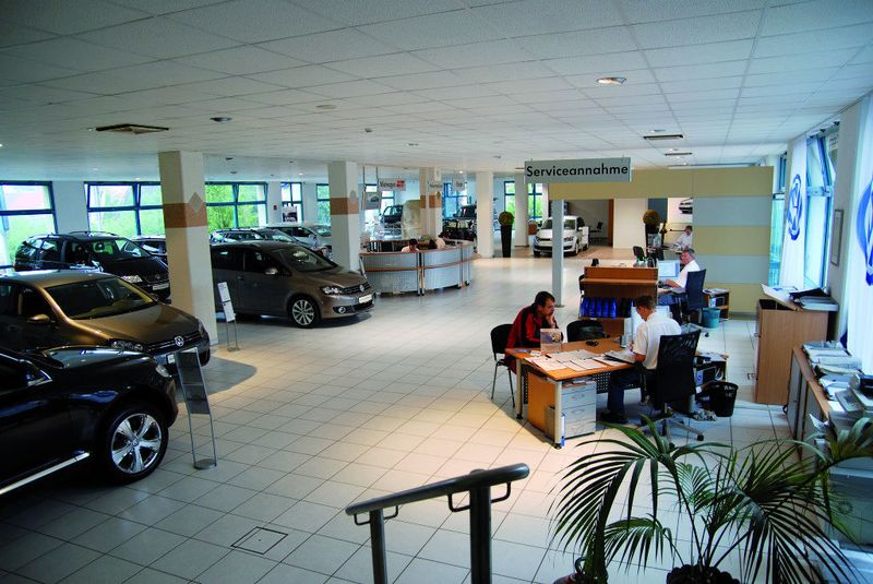 Aufgeräumt und CI-gerecht: Der Volkswagen-Schauraum im Autohaus Pirna. (Archiv: Vogel Business Media)