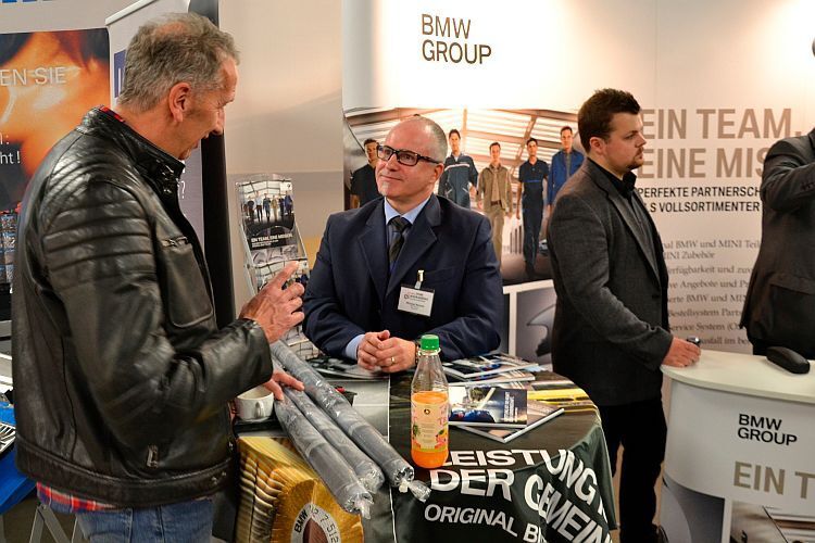 Michael Renner (Mitte) von BMW zeigte in Würzburg, wie wichtig und gut organisiert das Teilegeschäft mit den Freien Werkstätten bei dem Münchener Konzern ist. Deshalb ist BMW auch Sponsor der Fachtagung. (Foto: Rosenow)