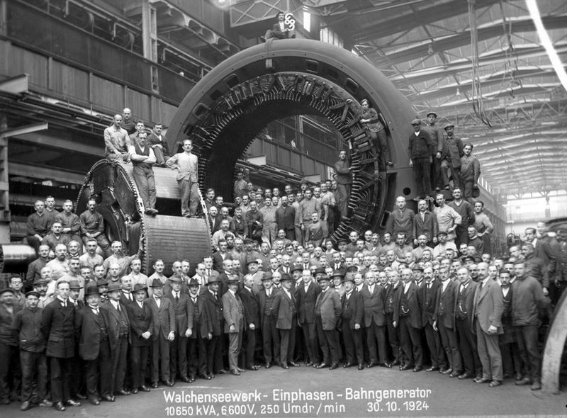 Für das 1924 in Betrieb genommene Walchenseekraftwerk, damals größten Speicherkraftwerks der Welt, entstanden im Dynamowerk imposante Einphasen-Generatoren. (Siemens)